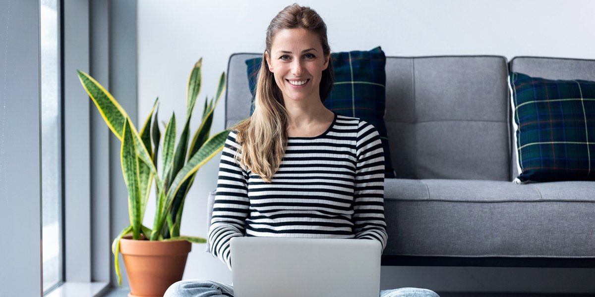 Frau mit Laptop