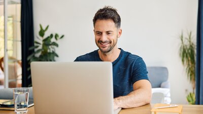 Autor schreibt an seiner Kurzgeschichte am Laptop