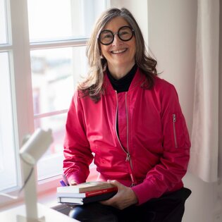 Katja von Eysmondt mit Büchern